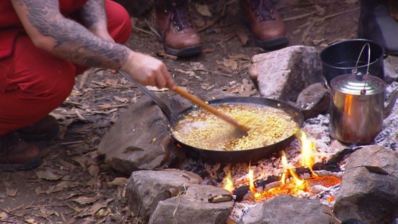 Wissen Sie, wie man sich Essen mit primitiven Hilfsmitteln zubereitet?