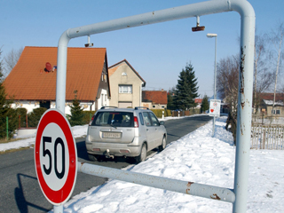 Sie fahren 40 km/h. Bei einer Gefahrenbremsung beträgt der Bremsweg ca. 8 Meter. Wie lang ist er bei 50 km/h?