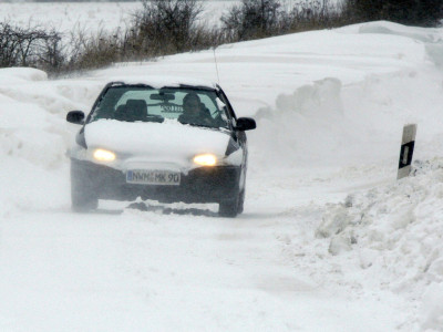 Winterstraßen haben ihre eigenen Gesetze. Schnee, Eis und Wind machen es Autofahrern wirklich schwer. Prüfen Sie gleich nach, wie gut Sie sich mit den Fahrbedingungen im Winter auskennen. 