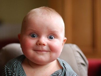 Sie haben ein Baby, das permanent erbricht. Was kann die Ursache sein?