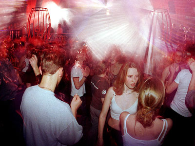 Sie sind auf einer Party. Plötzlich erklingt IHR Lied. Wie geht es Ihnen dabei?